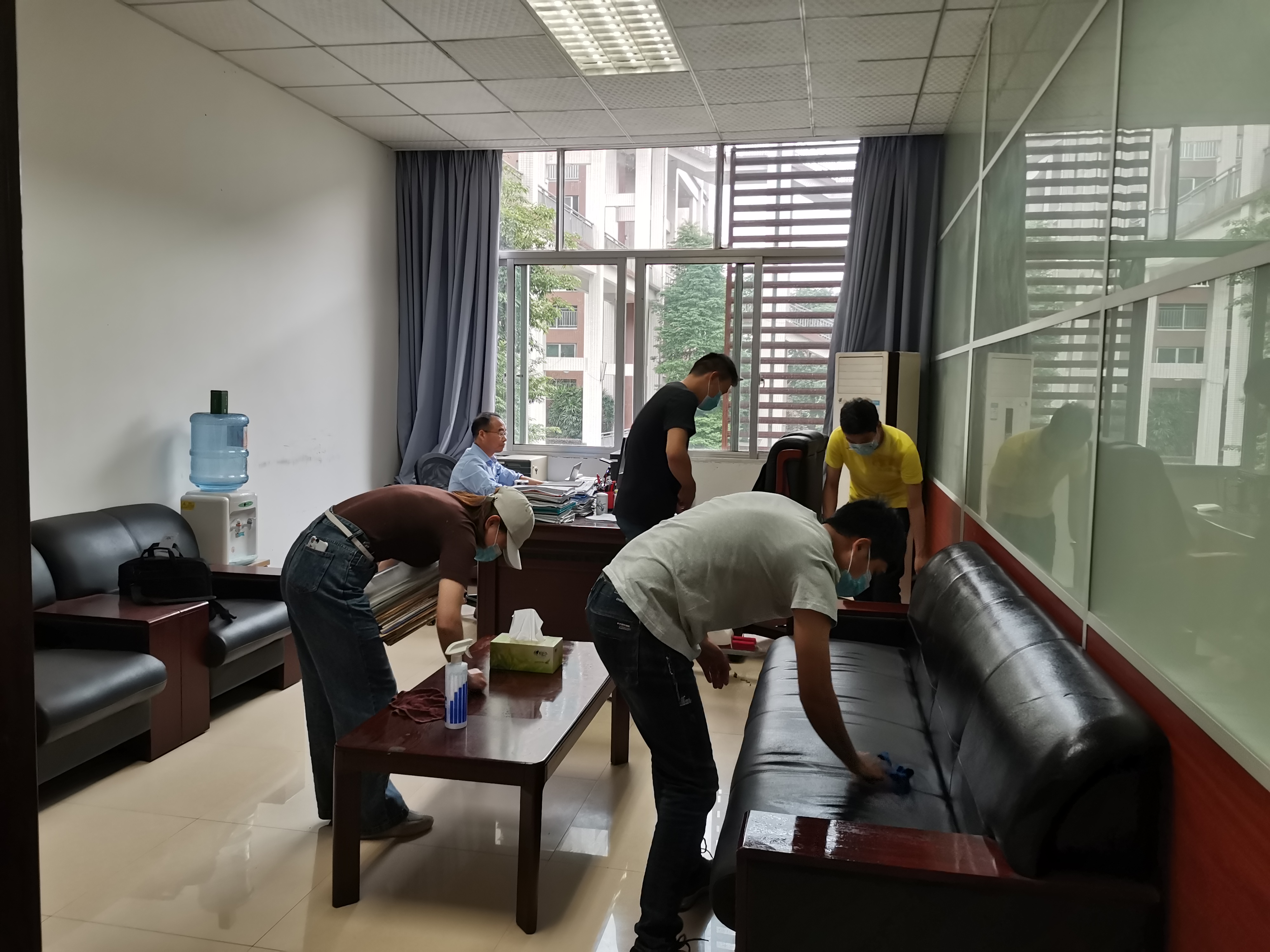 【毕业生党员专题教育】毕业生党员义务为老师们打扫办公室